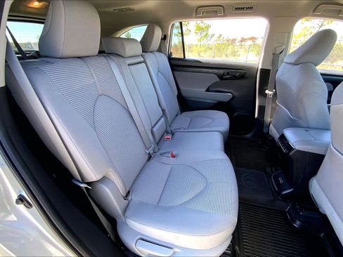 Used 2022 Toyota Highlander LE image 19