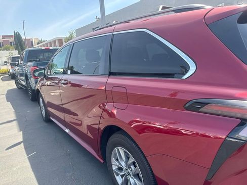 Used 2024 Toyota Sienna XLE w/ XLE Plus Package FWD image 3
