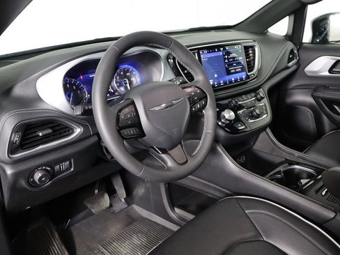Used 2025 Chrysler Pacifica Limited FWD image 22