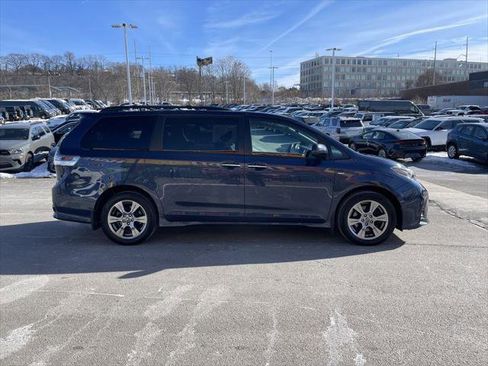 Certified 2020 Toyota Sienna SE w/ SE Preferred Package image 7