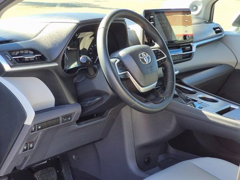 Used 2022 Toyota Sienna XLE image 10
