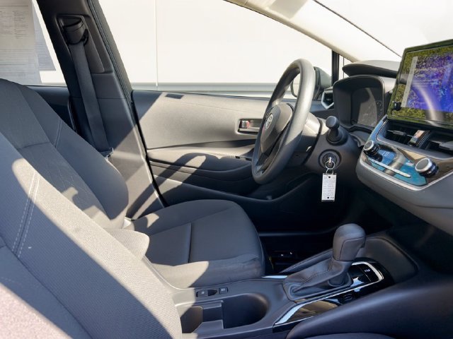 Used 2025 Toyota Corolla LE FWD image 31