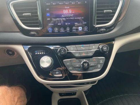 Used 2017 Chrysler Pacifica Touring-L FWD image 10