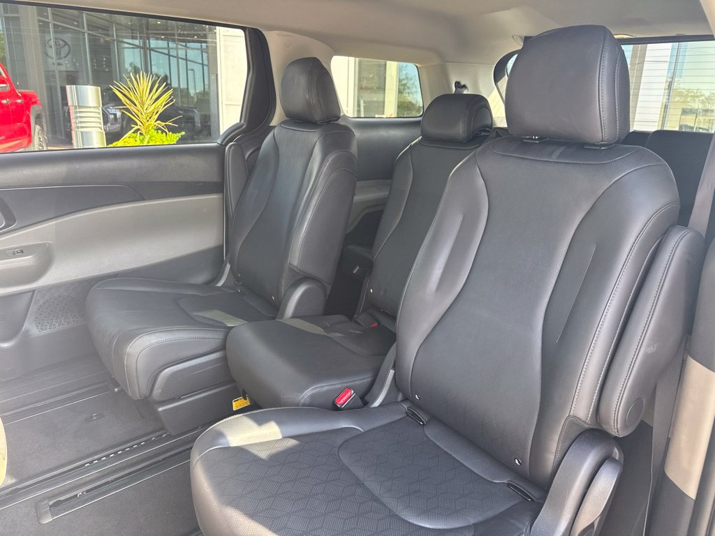 Used 2026 Kia Carnival FWD image 16