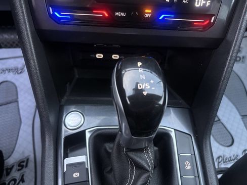 Used 2024 Volkswagen Tiguan SE image 45
