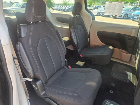 Used 2022 Chrysler Voyager LX FWD image 9