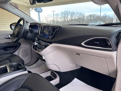 Used 2024 Chrysler Pacifica Touring-L image 26