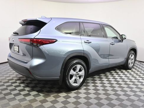 Used 2021 Toyota Highlander LE AWD/4WD image 7