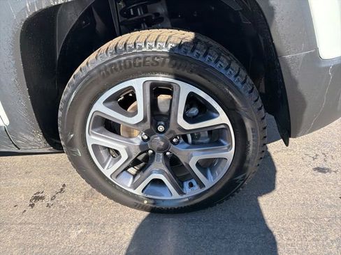 Used 2018 Jeep Renegade Latitude w/ Cold Weather Group image 26