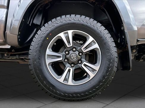 Used 2017 Toyota Tacoma TRD Sport w/ Tow Package RWD image 11