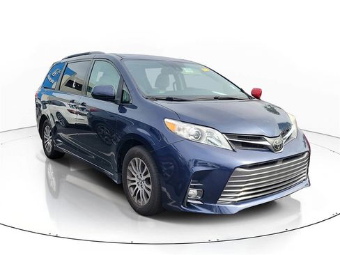 Used 2019 Toyota Sienna XLE image 1