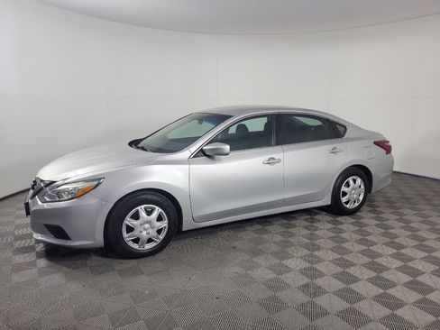 Used 2018 Nissan Altima 2.5 S w/ S Convenience Package FWD image 2