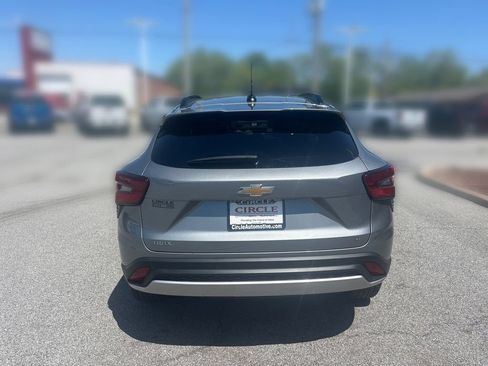 Used 2025 Chevrolet Trax LT w/ LT Convenience Package FWD image 6
