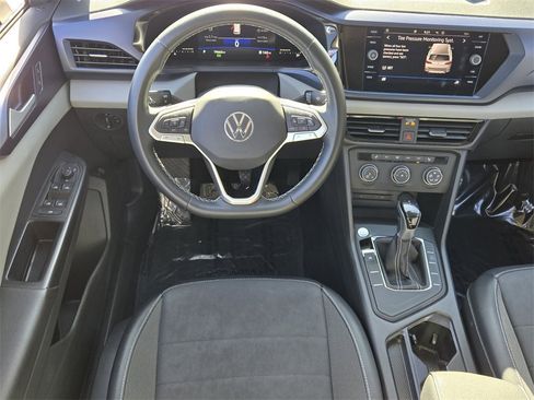 Used 2022 Volkswagen Taos SE w/ Driver Assistance Package image 15