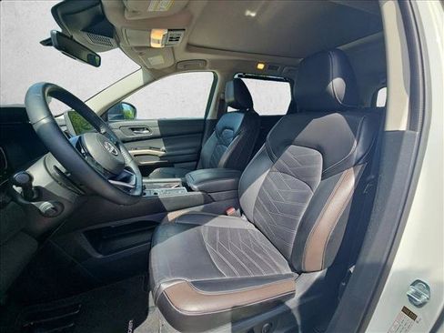 Used 2024 Nissan Pathfinder Platinum w/ Lighting Package (N93) FWD image 13