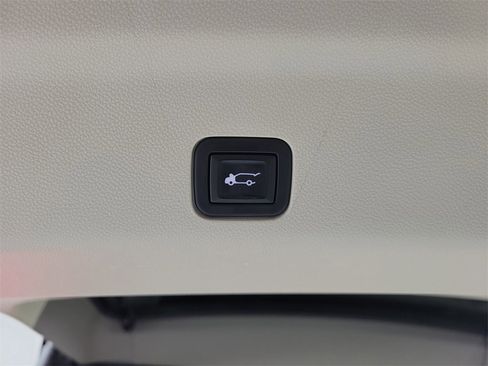 Used 2021 Cadillac Escalade ESV Premium Luxury Platinum image 9