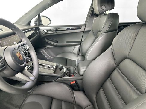 Certified 2026 Porsche Macan AWD/4WD image 5