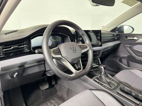 Used 2025 Volkswagen Jetta SE image 3