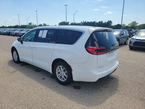 Used 2024 Chrysler Pacifica Touring FWD image 23