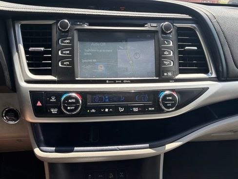 Used 2018 Toyota Highlander XLE AWD/4WD image 17