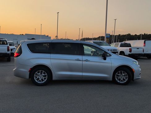 Used 2024 Chrysler Pacifica Touring-L FWD image 8