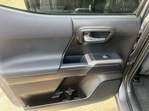 Used 2020 Toyota Tacoma TRD Off-Road w/ Technology Package image 23