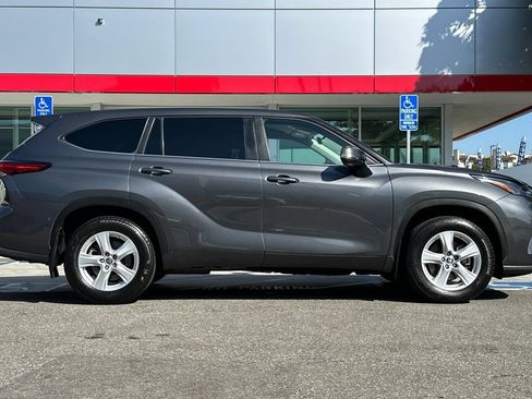 Used 2023 Toyota Highlander LE AWD/4WD image 3