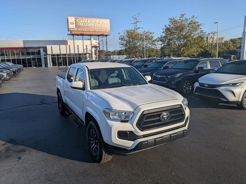 Used 2023 Toyota Tacoma SR image 2