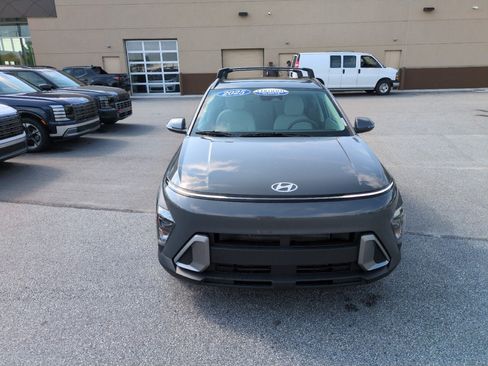 Used 2025 Hyundai Kona SEL FWD image 2