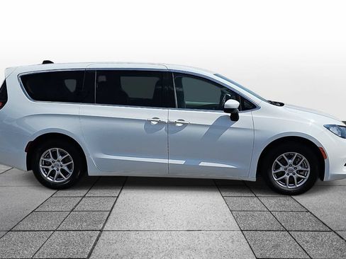 Used 2023 Chrysler Voyager LX FWD image 4