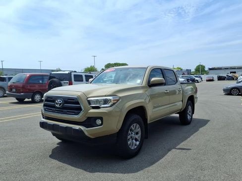 Used 2017 Toyota Tacoma SR5 w/ Tow Package AWD/4WD image 3