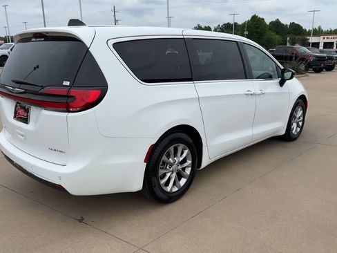 Used 2026 Chrysler Pacifica Limited FWD image 9