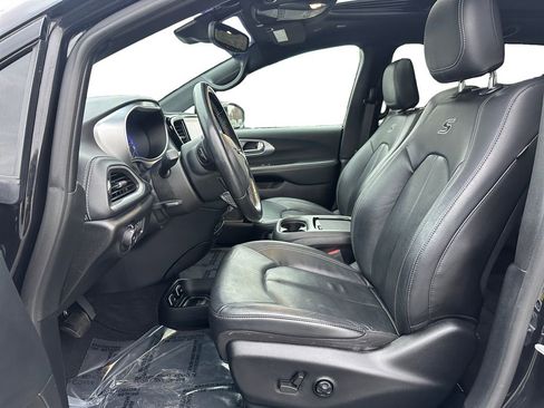 Used 2021 Chrysler Pacifica Touring-L w/ Uconnect Theater Family Group image 9