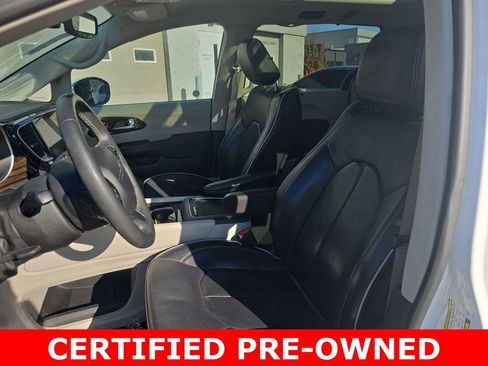 Used 2023 Chrysler Pacifica Limited image 16