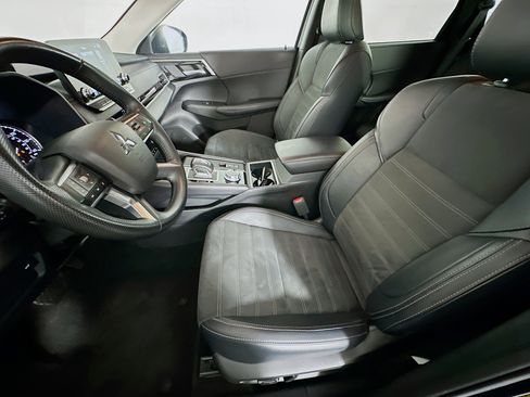 Used 2024 Mitsubishi Outlander SE image 13