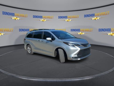 Used 2022 Toyota Sienna XLE w/ XLE Plus Package FWD image 5
