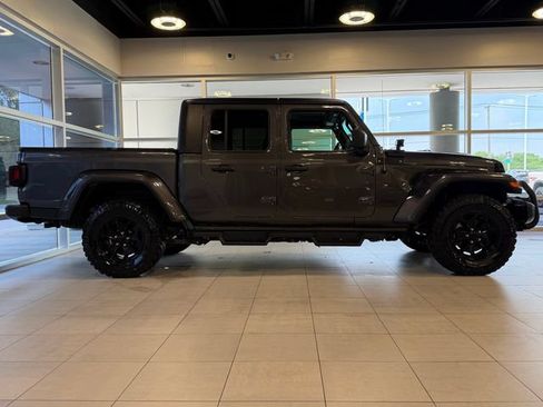 Used 2022 Jeep Gladiator Sport AWD/4WD image 8