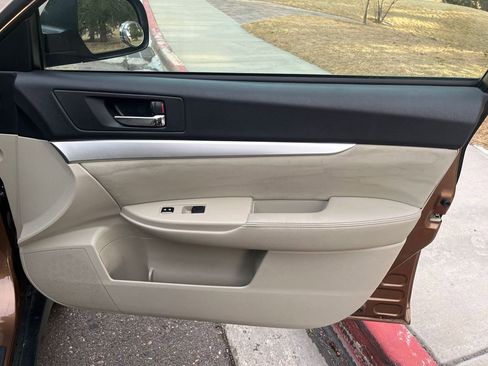 Used 2011 Subaru Outback 2.5i Premium w/ All-Weather Pkg image 19