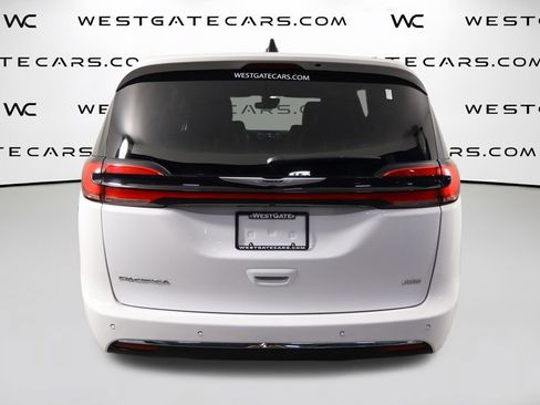 Used 2025 Chrysler Pacifica Select AWD/4WD image 4