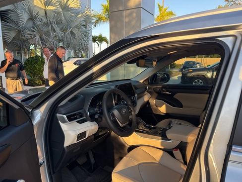 Used 2025 Toyota Highlander XLE image 2