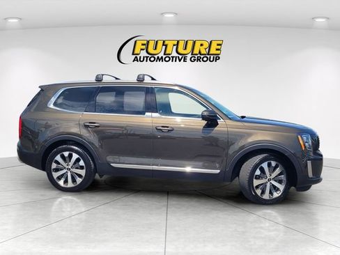 Used 2022 Kia Telluride EX w/ EX Premium Package FWD image 3
