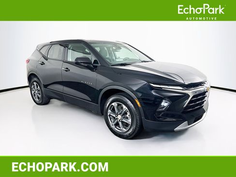 Used 2025 Chevrolet Blazer LT FWD image 1