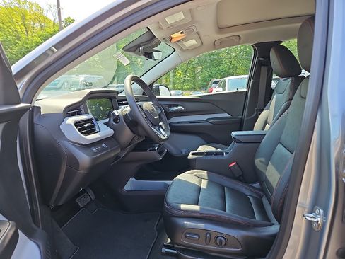 Used 2027 Chevrolet Bolt RS w/ Technology Package FWD image 6