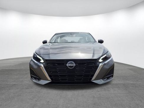 Used 2025 Nissan Altima 2.5 SV FWD image 2