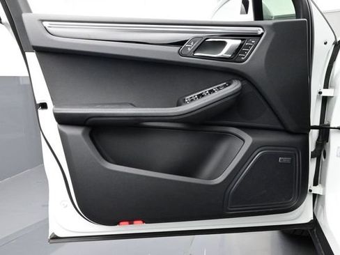 Certified 2024 Porsche Macan AWD/4WD image 7