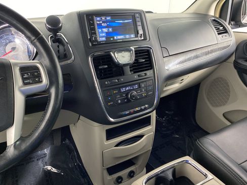 Used 2015 Chrysler Town & Country Touring w/ Driver Convenience Group FWD image 25