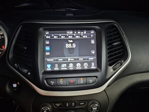 Used 2018 Jeep Cherokee Overland w/ Technology Group AWD/4WD image 23