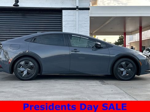 Used 2023 Toyota Prius Prime SE image 3