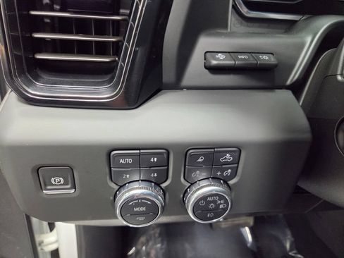 Used 2025 GMC Sierra 1500 AT4 w/ Technology Package AWD/4WD image 27