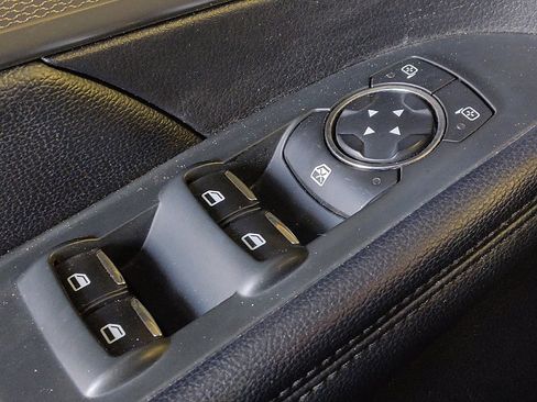 Used 2018 Ford Explorer XLT image 27